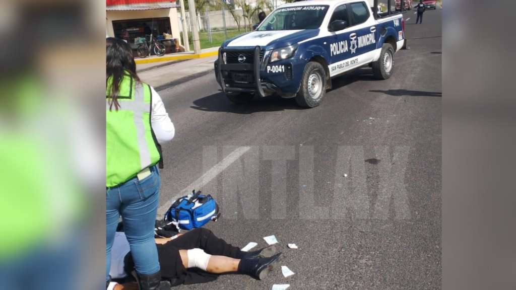 Paramédicos atienden a motociclista en carretera Santa Ana-Puebla