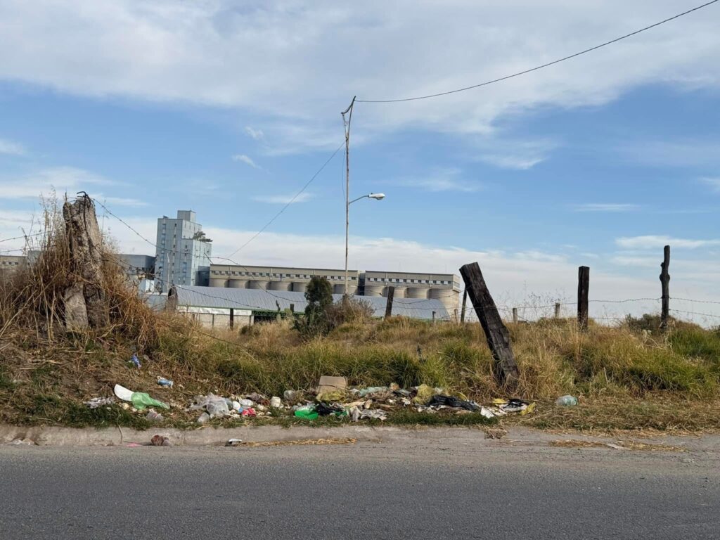 Vecinos de Calpulalpan Exigen Soluciones Ante Problema de Basura en el Periférico