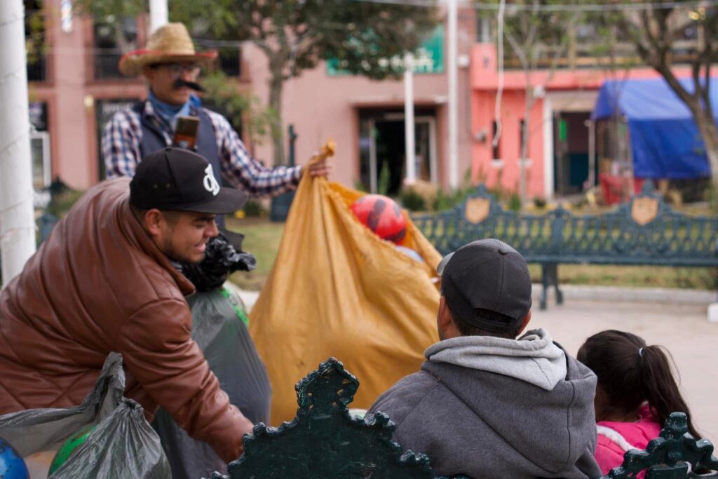 Calpulalpenses Regalan Pelotas a Niños en el Parque Municipal