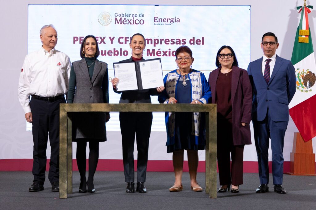 Claudia Sheinbaum en la mañanera. CFE y PEMEX Vuelven a ser del pueblo mexicano!