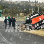 Policías municipales sufren accidente vial en la carretera de Sanctorum, Tlaxcala. 